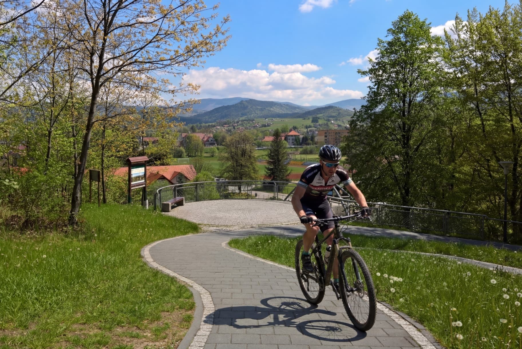 Rowerzysta na beskidzkiej trasie